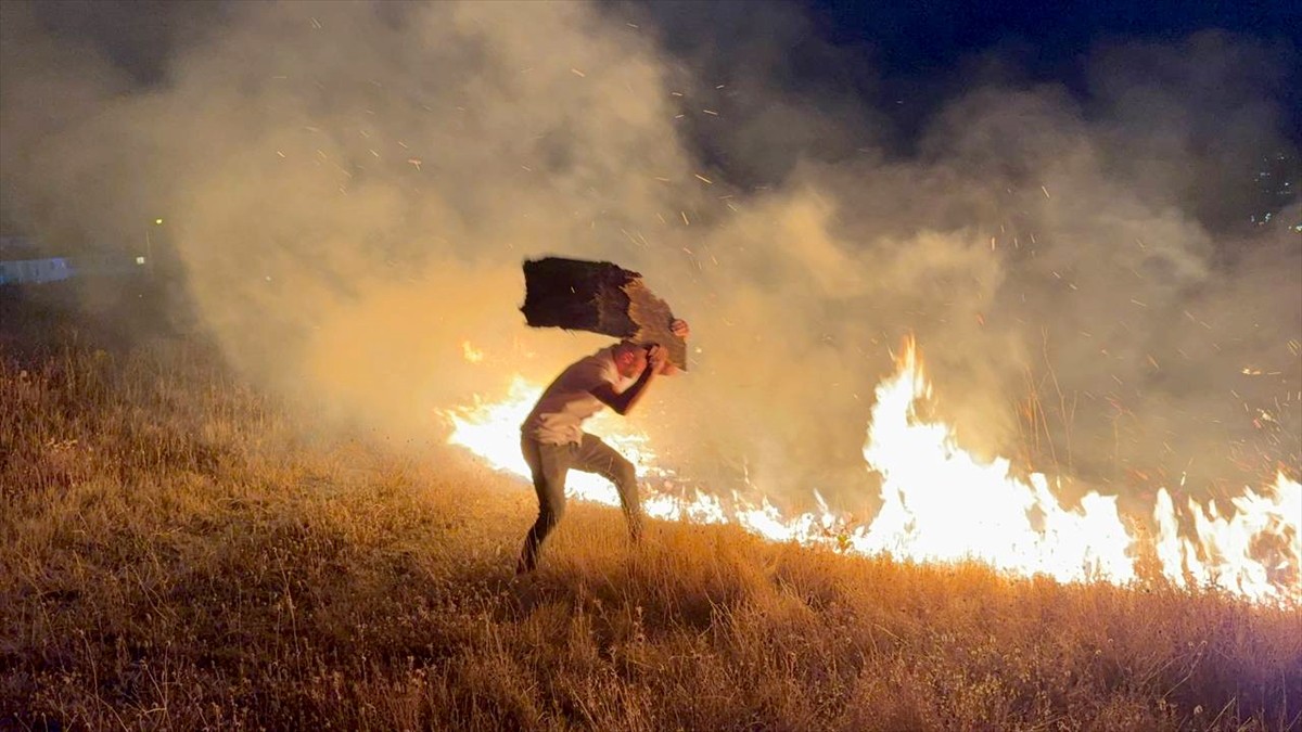 Karabük'te yerleşim yerine yakın alanda çıkan anız yangını itfaiye ekiplerince...
