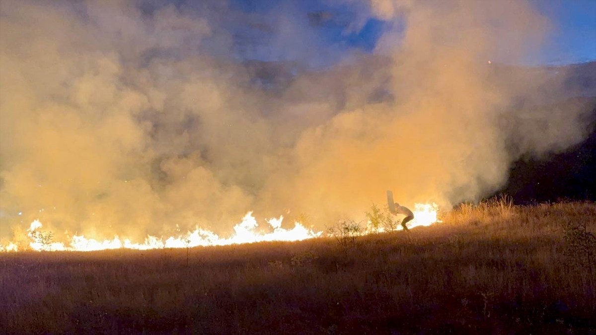 Karabük'te yerleşim yerine yakın alanda çıkan anız yangını itfaiye ekiplerince...