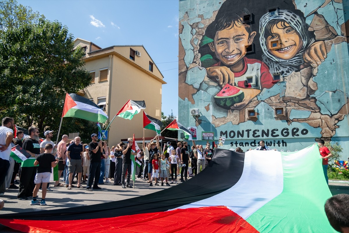 Karadağ'ın başkenti Podgoritsa'da yüzlerce kişi, İsrail'in Gazze'de uyguladığı soykırımın durması...