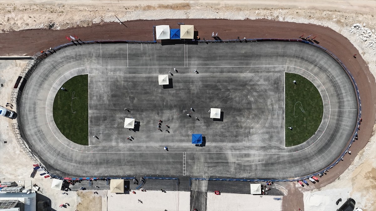 Karaman'da yapımı tamamlanan uluslararası standartlardaki tekerlekli paten pistinde sporcular...