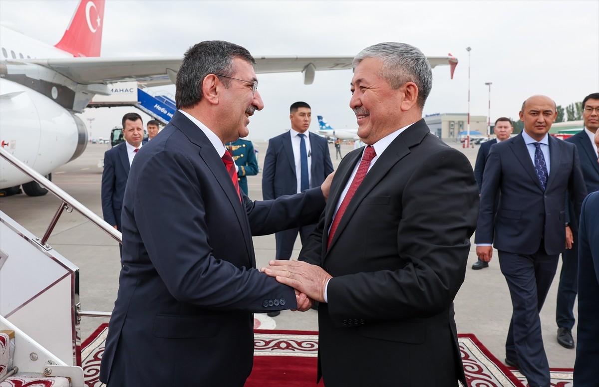 Karma Ekonomik Komisyonu 12. Dönem Toplantısı'na katılmak üzere Kırgızistan'a gelen Cumhurbaşkanı...