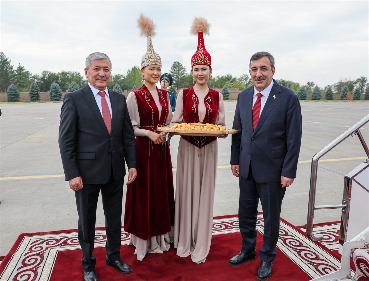 Karma Ekonomik Komisyonu 12. Dönem Toplantısı'na katılmak üzere Kırgızistan'a gelen Cumhurbaşkanı...