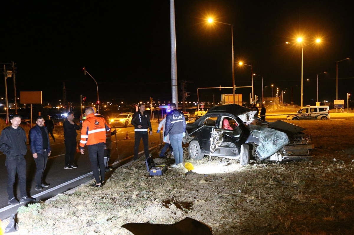 Kars'ta tomruk yüklü kamyonla çarpışan otomobilin sürücüsü hayatını kaybetti.