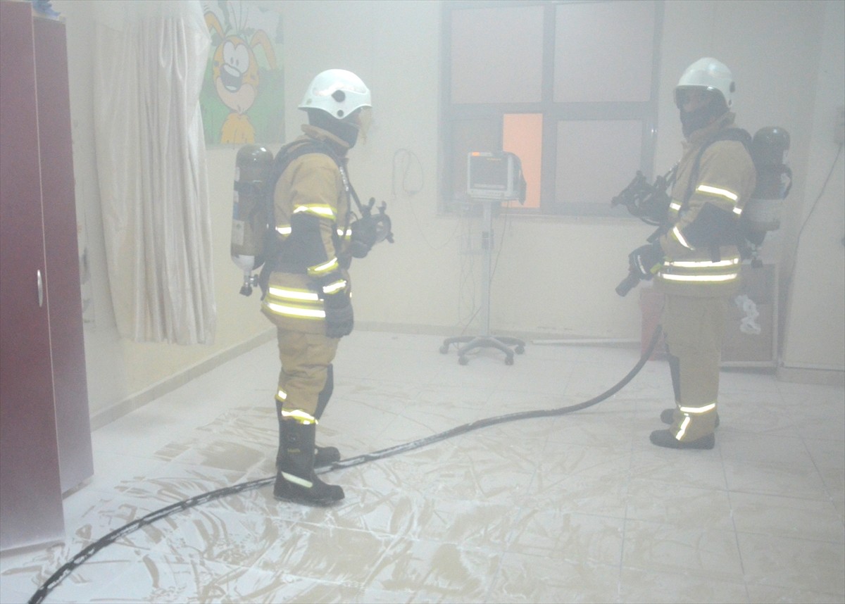 Kars'taki Sarıkamış Devlet Hastanesi'nde yangın tatbikatı gerçekleştirildi. Senaryo gereği 3 gün...