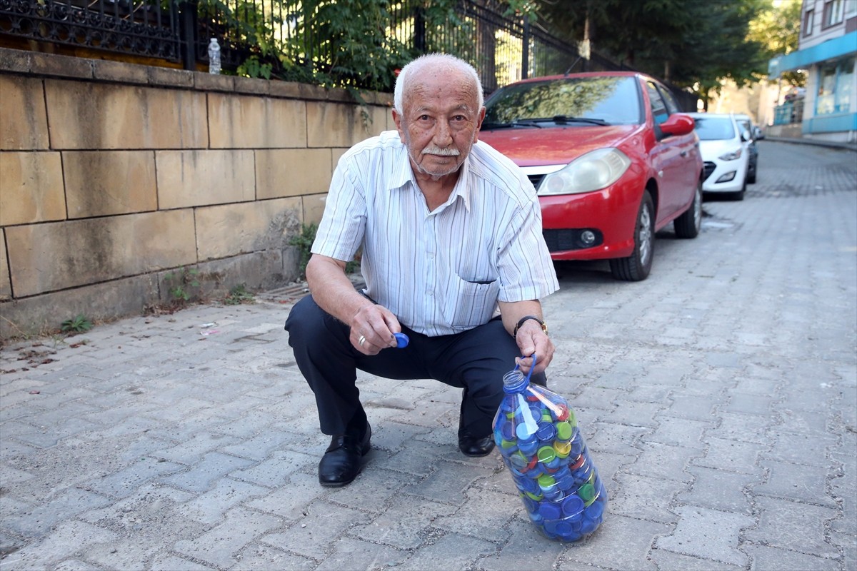 Kastamonu'da 86 yaşındaki İsmail Gülce ve 17 yaşındaki torunu Kaan Kapucuoğlu, engelli bireylerin...