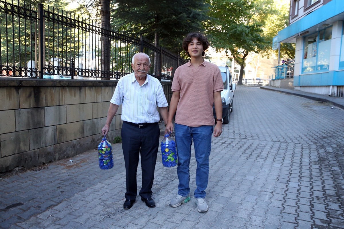 Kastamonu'da 86 yaşındaki İsmail Gülce ve 17 yaşındaki torunu Kaan Kapucuoğlu, engelli bireylerin...