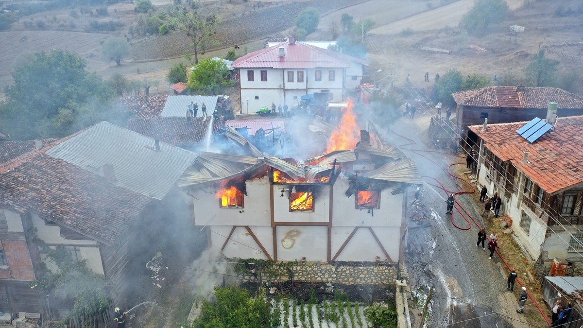 Kastamonu'da çıkan yangında bir konak kullanılmaz hale gelirken bir evde hasar oluştu. Kastamonu...