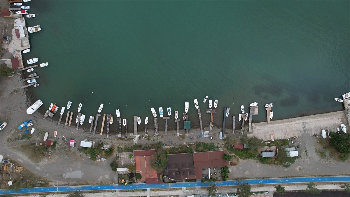Kastamonu'nun Abana ilçesinde balıkçılar, Karadeniz'deki fırtına nedeniyle avlanmaya...