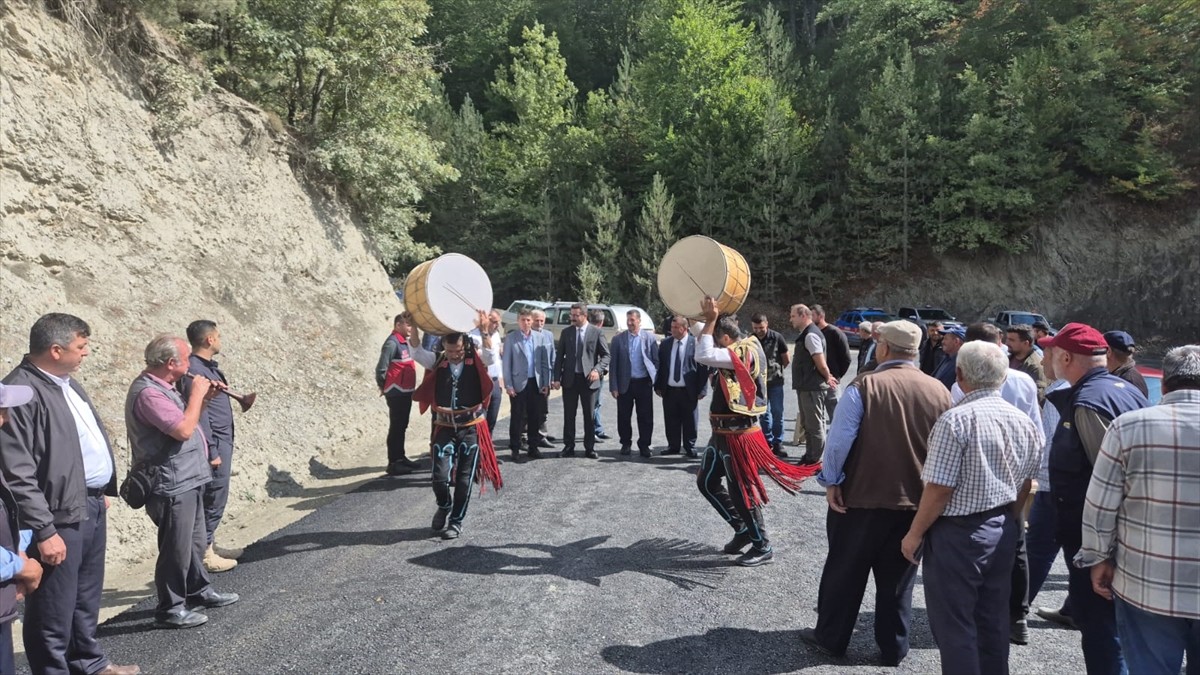 Kastamonu'nun Hanönü ilçesinde yolu asfaltlanan köyün sakinleri, davul zurna ile oynayarak kutlama...