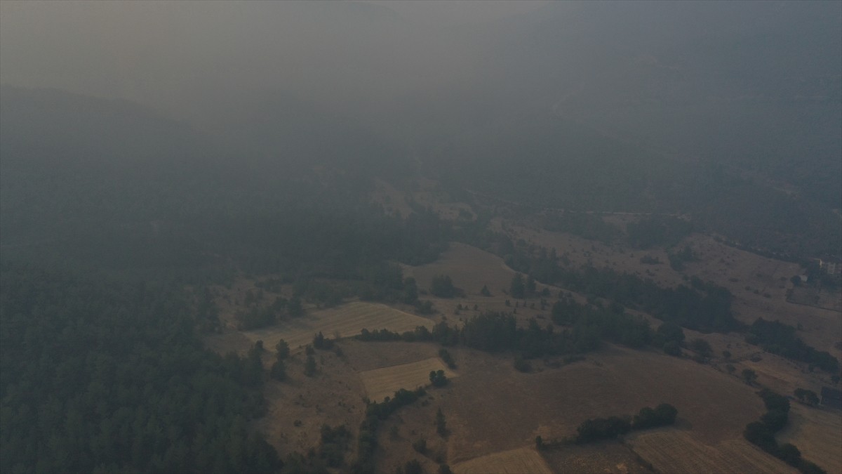 Kastamonu-Karabük sınırındaki 2 orman yangınını söndürme çalışmaları devam ediyor.