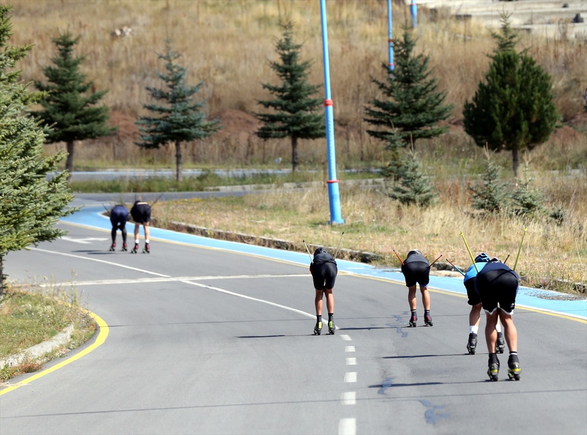 Kayaklı koşuda 14 ve 16 yaş altı milli takım sporcuları, Ardahan'da yaptıkları tekerlekli kayak...