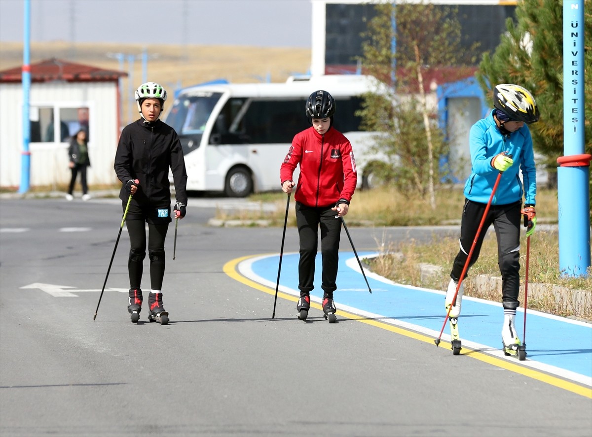 Kayaklı koşuda 14 ve 16 yaş altı milli takım sporcuları, Ardahan'da yaptıkları tekerlekli kayak...