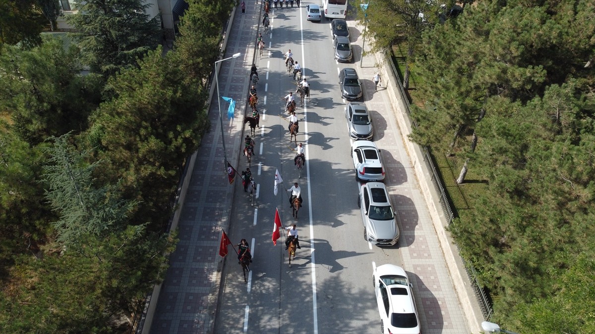Kayı Boyu'nun tarihi göç yolculuğuna dikkati çekmek için Kütahya'nın Domaniç ilçesinden yürüyüşe...