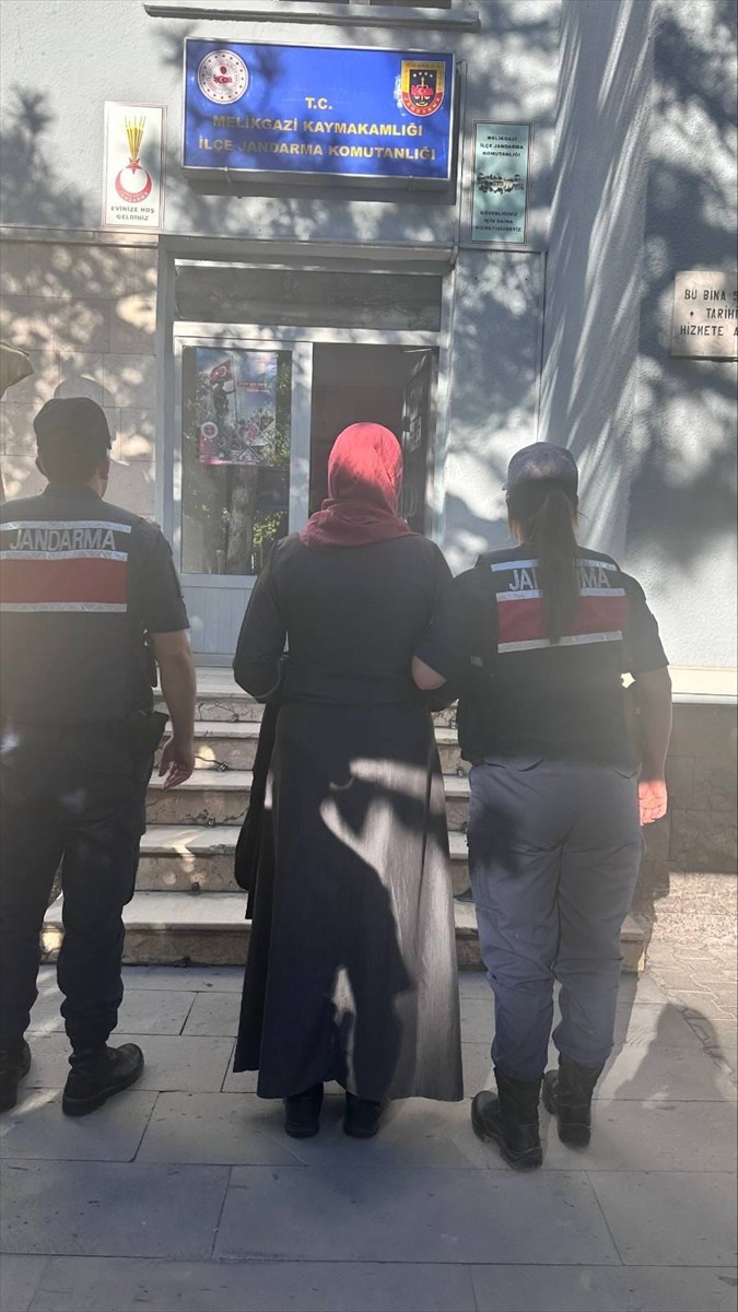 Kayseri'de hakkında 6 yıl 3 ay hapis cezası bulunan firari Fetullahçı Terör Örgütü (FETÖ)...