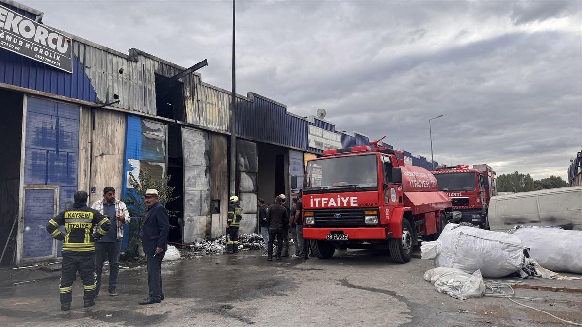 Kayseri'de iş yerinde çıkan ve yandaki iki iş yerine sıçrayan yangın itfaiye ekiplerince...
