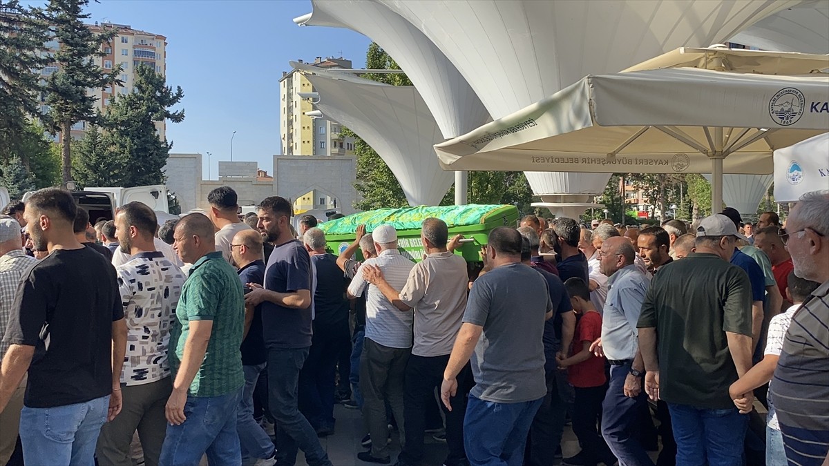 Kayseri'nin Kocasinan ilçesinde çıkan bıçaklı kavgada hayatını kaybeden taksi şoförünün cenazesi...