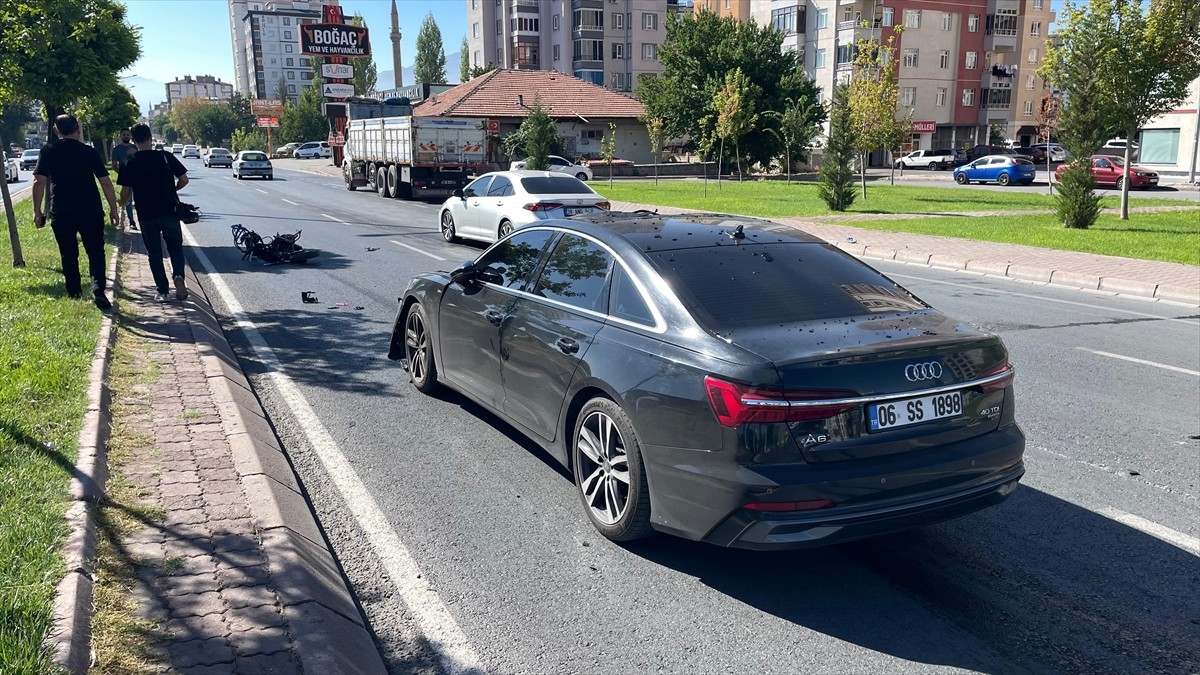 Kayseri'nin Kocasinan ilçesinde otomobille çarpışan motosikletin sürücüsü hayatını kaybetti. Kaza...