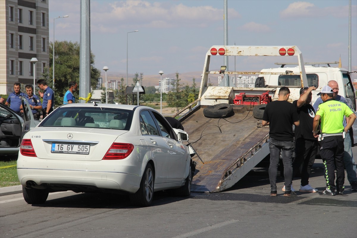 Kayseri'nin Melikgazi ilçesinde iki otomobilin çarpışması sonucu 2 kişi öldü, 3 kişi...