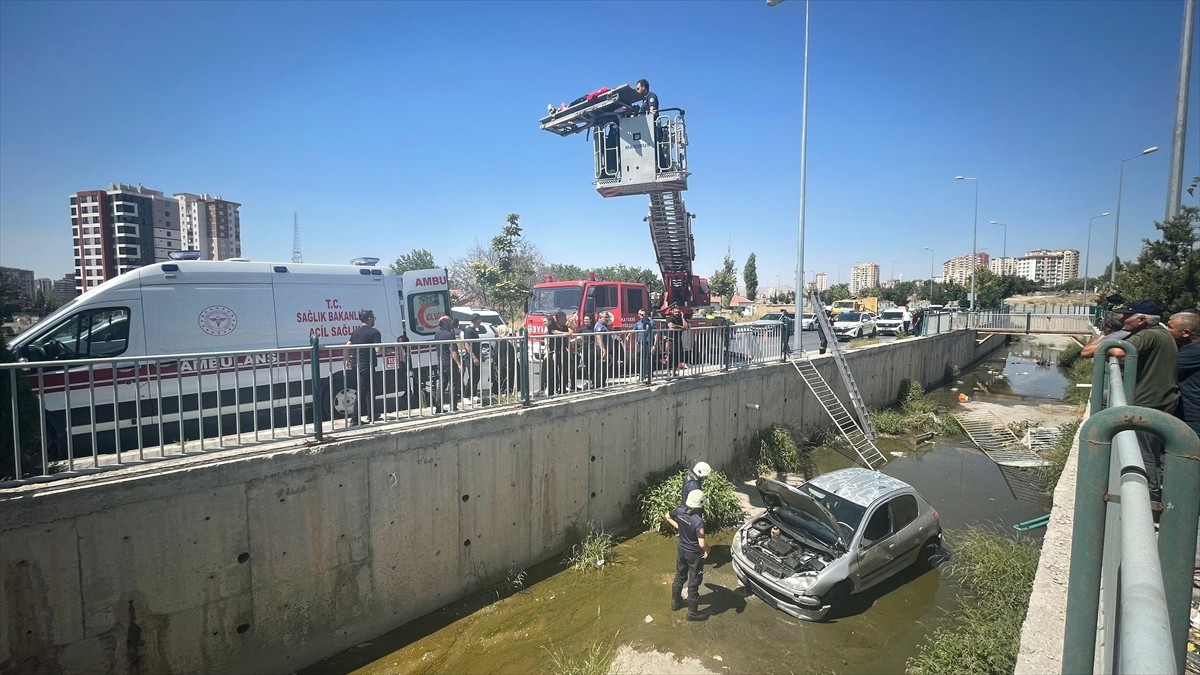 Kayseri'nin Melikgazi ilçesinde su kanalına düşen aracın sürücüsü yaralandı. Yaralı, sağlık...