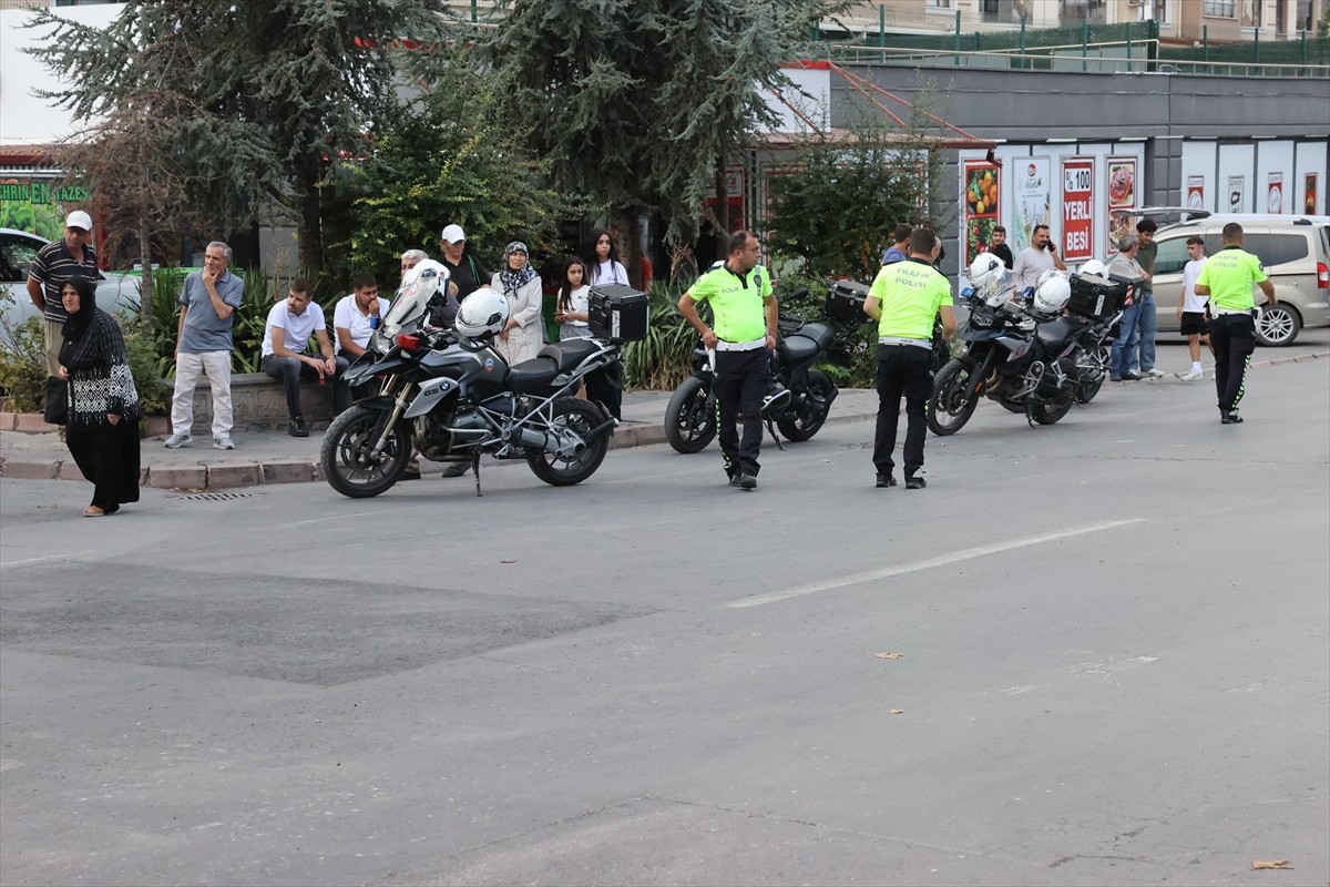 Kayseri'nin merkez Talas ilçesinde devrilen motosikletteki 2 yunus polisi yaralandı. Polis kaza...
