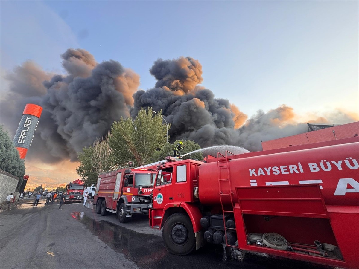 Kayseri Organize Sanayi Bölgesi'nde (OSB) bir keçe fabrikasında çıkan yangına müdahale...