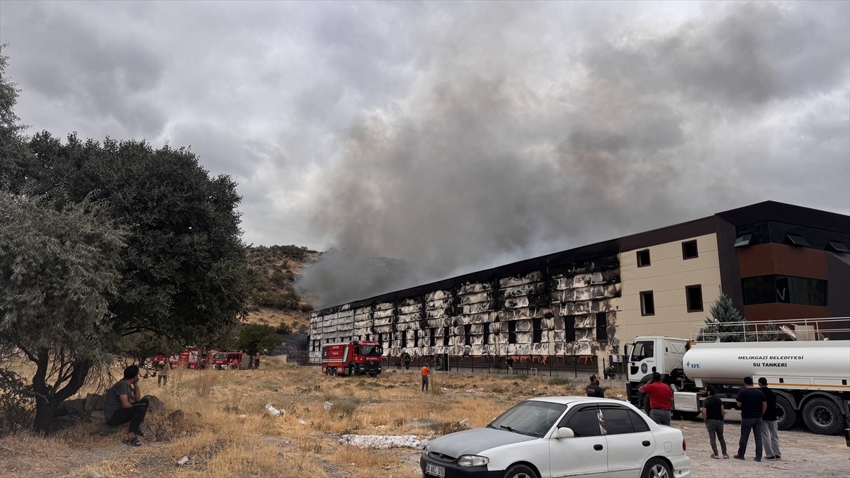 Kayseri Organize Sanayi Bölgesi'nde (OSB) bir mobilya fabrikasında çıkan yangına müdahale...