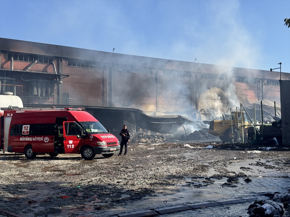 Kayseri Organize Sanayi Bölgesi'nde (OSB) faaliyet gösteren keçe fabrikasında çıkan yangın kontrol...
