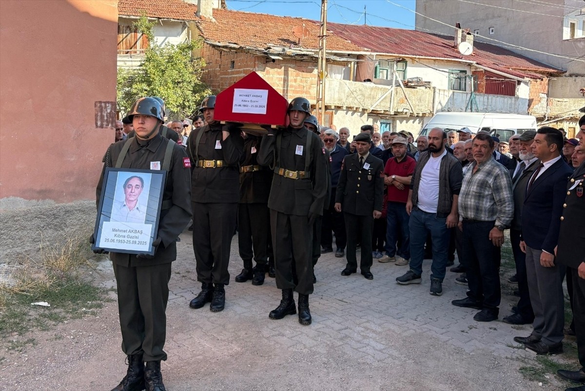 Kıbrıs gazisi Mehmet Akbaş, memleketi Çankırı'da düzenlenen törenle son yolculuğuna...