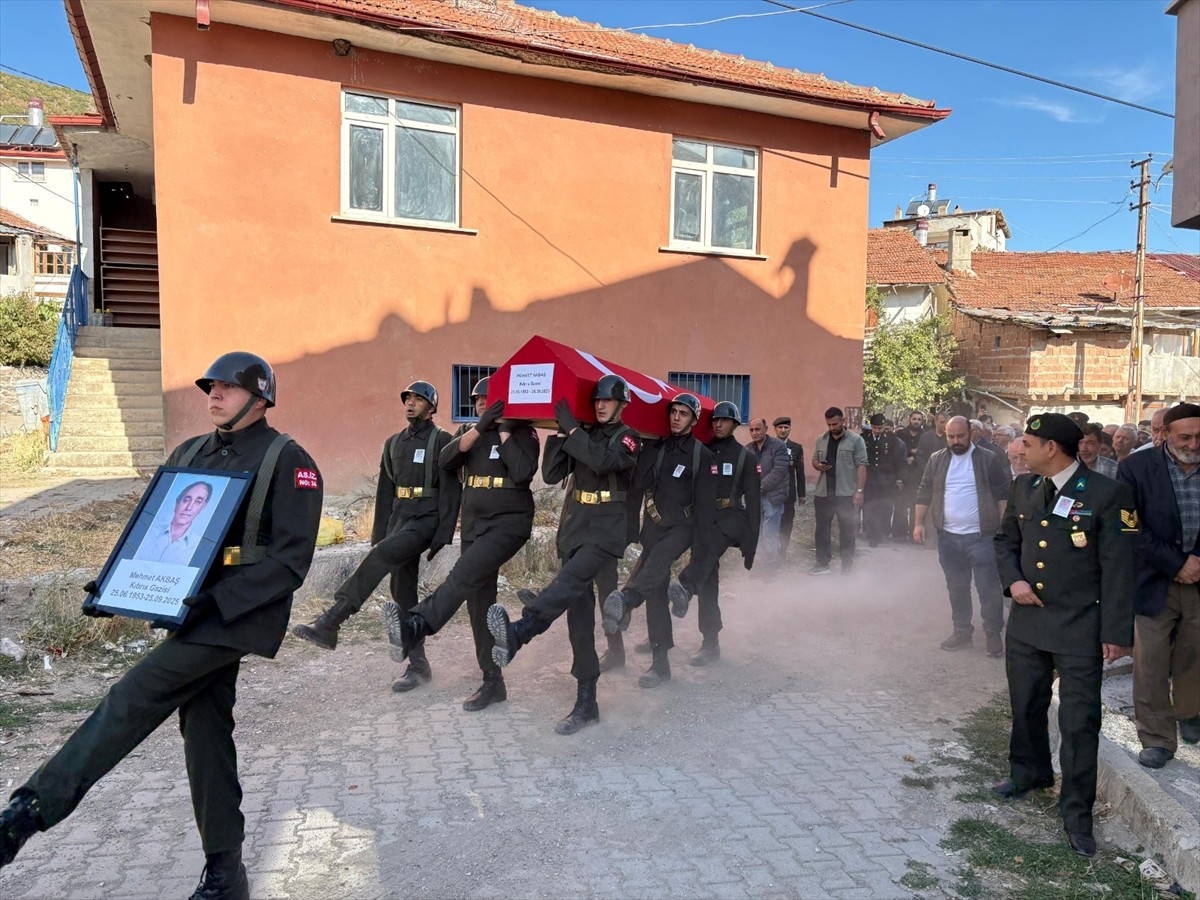 Kıbrıs gazisi Mehmet Akbaş, memleketi Çankırı'da düzenlenen törenle son yolculuğuna...