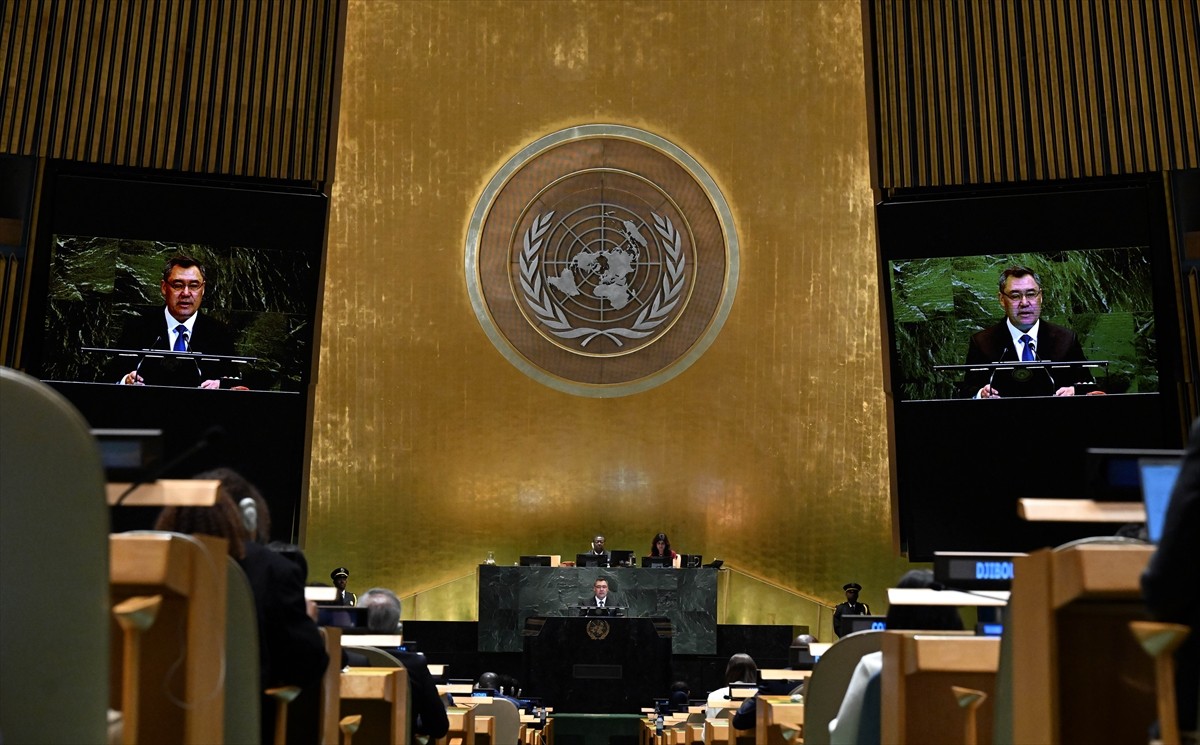 Kırgızistan Cumhurbaşkanı Sadır Caparov, ABD'nin New York kentindeki Birleşmiş Milletler (BM) 80....