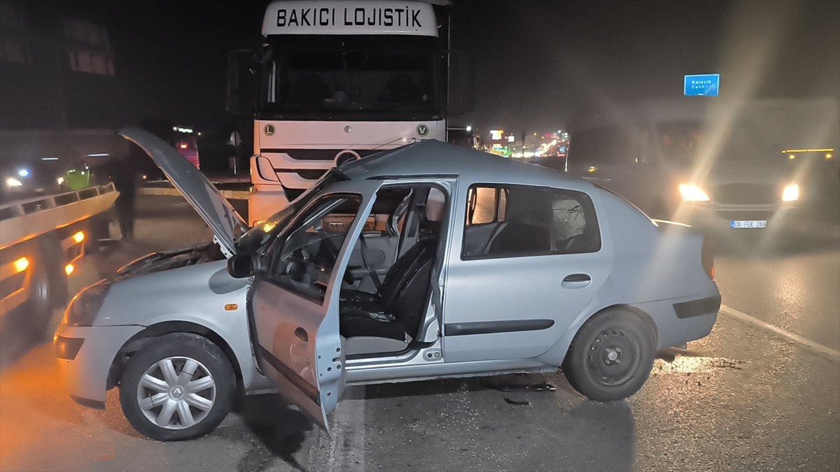 Kırıkkale'de tır ile otomobilin çarpması sonucu 2’si çocuk 6 kişi yaralandı.