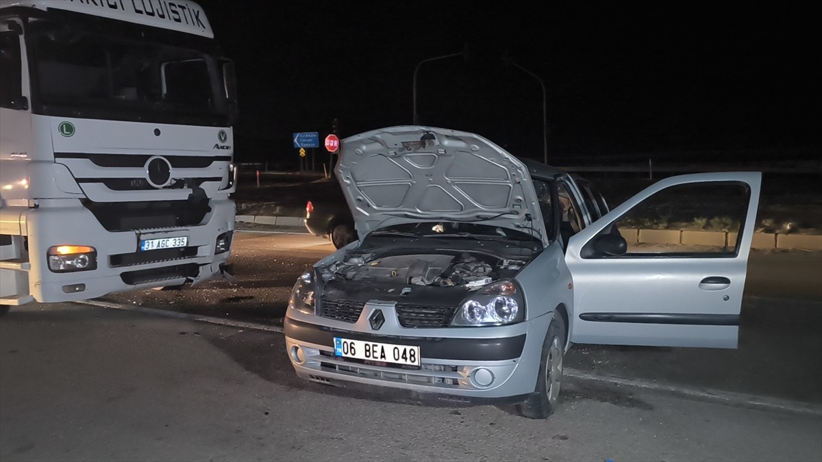 Kırıkkale'de tır ile otomobilin çarpması sonucu 2’si çocuk 6 kişi yaralandı.
