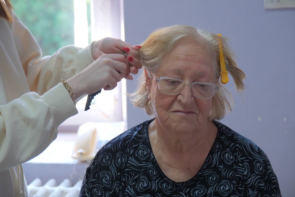 Kırklareli'nde Ahilik Haftası etkinlikleri kapsamında gönüllü kuaför ve berberler tarafından...