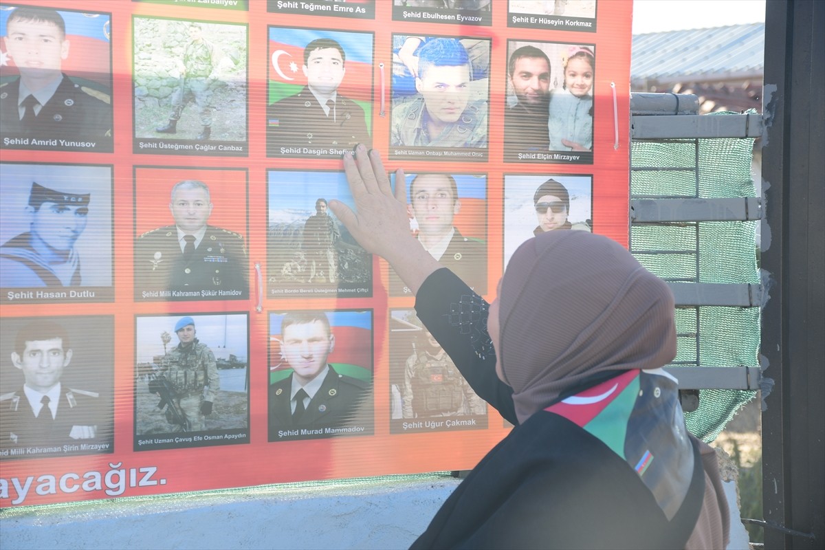 Kırklareli'nin Lüleburgaz ilçesinde bir vatandaşın evinin bahçesinin duvarına yaptırdığı "Türkiye...