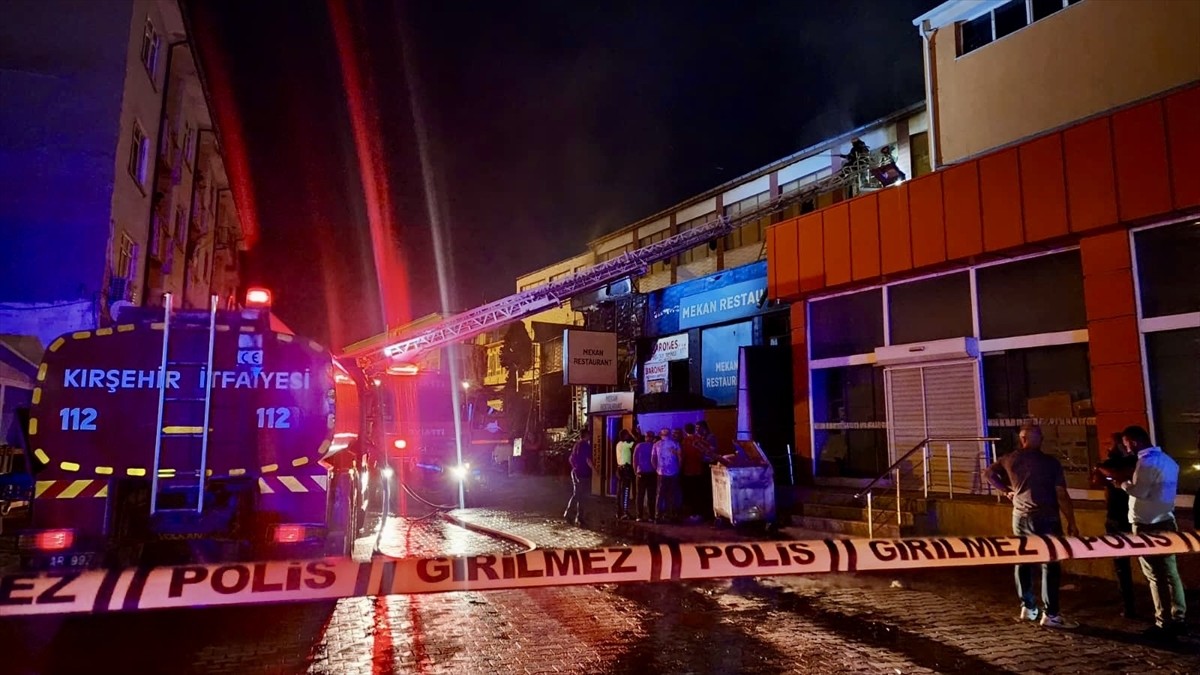 Kırşehir'de bir hırdavat dükkanında çıkan yangın itfaiye ekiplerince söndürüldü.