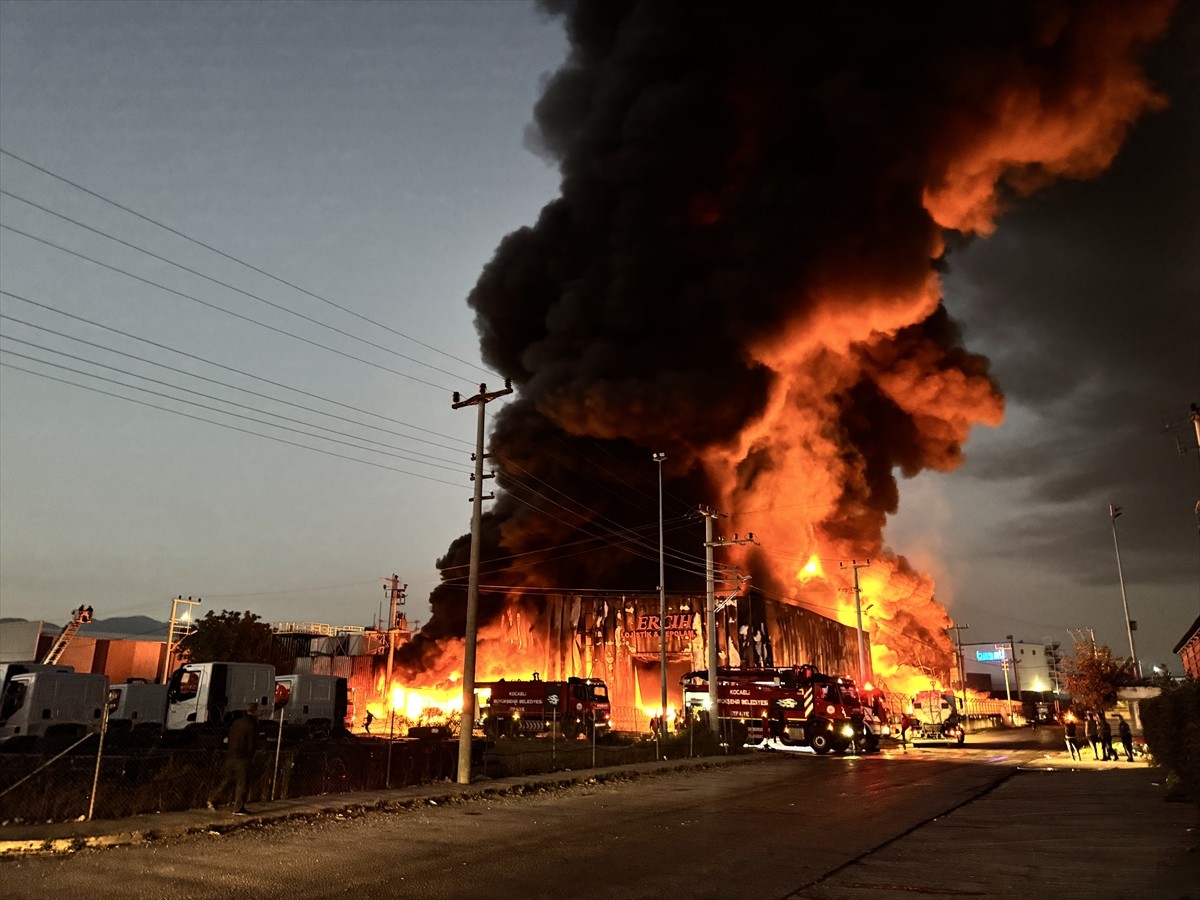Kocaeli'nin Başiskele ilçesinde lojistik deposunda çıkan yangına ekipler müdahale ediyor.
