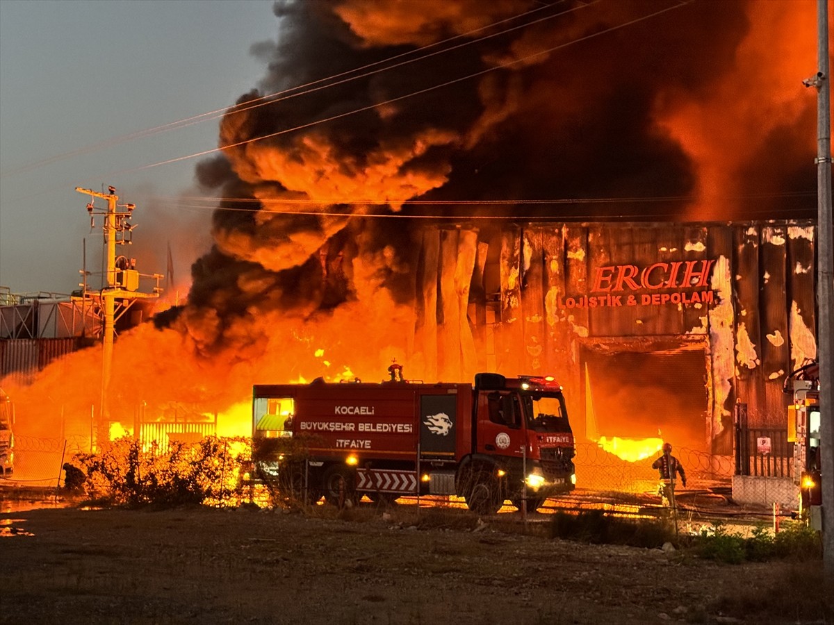 Kocaeli'nin Başiskele ilçesinde lojistik deposunda çıkan yangına ekipler müdahale ediyor.
