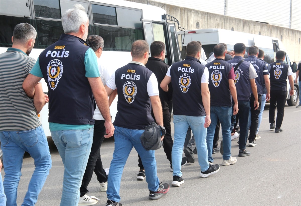 Kocaeli merkezli 16 ilde düzenlenen dolandırıcılık operasyonunda gözaltına alınan 24 şüpheli...