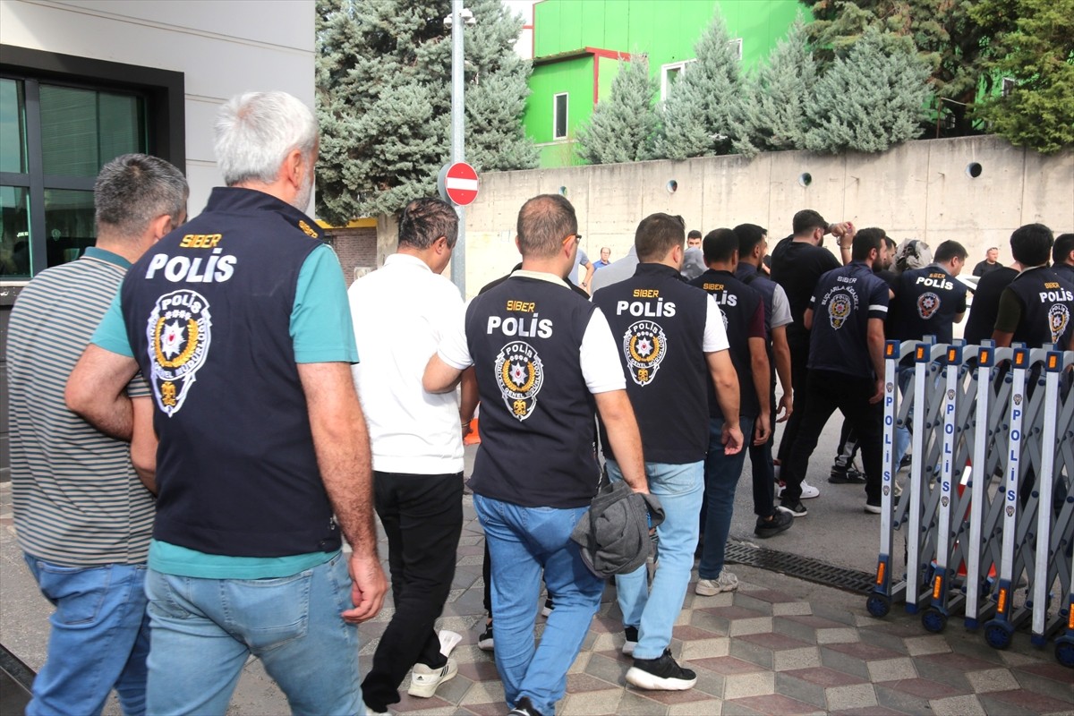 Kocaeli merkezli 16 ilde düzenlenen dolandırıcılık operasyonunda gözaltına alınan 24 şüpheli...