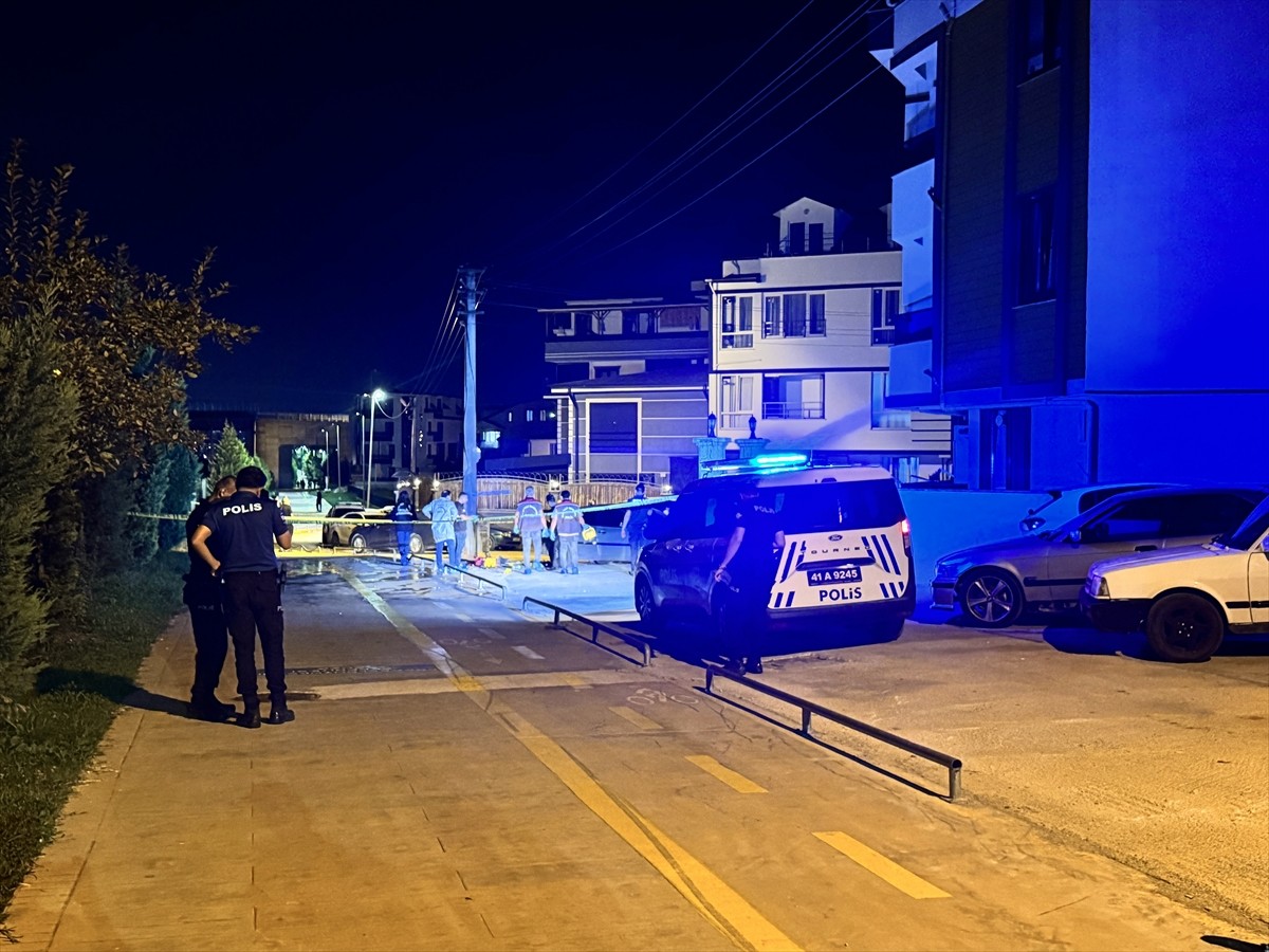 Kocaeli’nin Kartepe ilçesinde bir kişi, kız arkadaşı ve kardeşini tabancayla öldürdükten sonra...