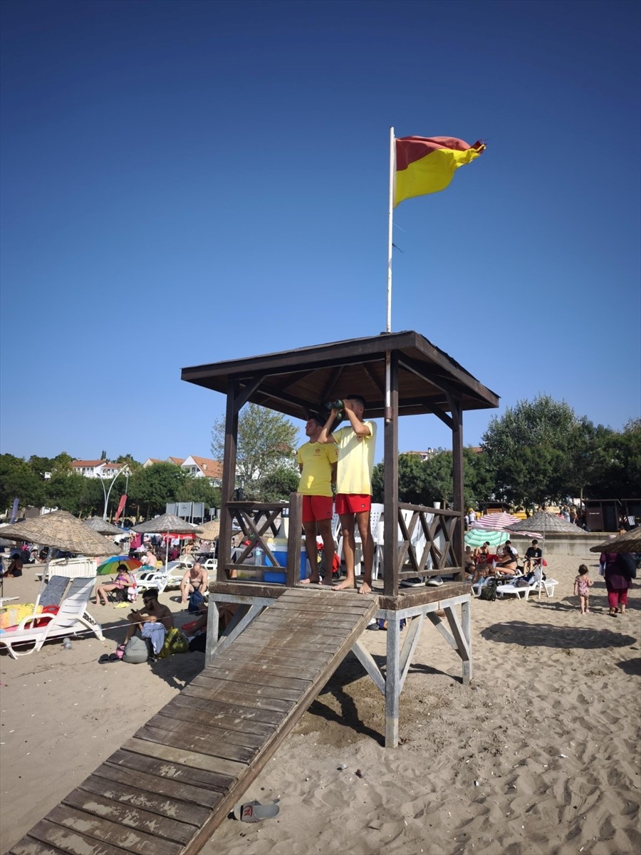 Kocaeli sahillerinde görev yapan cankurtaran ekipleri, yaz sezonunda boğulma tehlikesi geçiren...