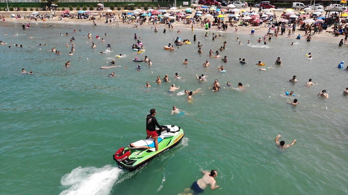 Kocaeli sahillerinde görev yapan cankurtaran ekipleri, yaz sezonunda boğulma tehlikesi geçiren...