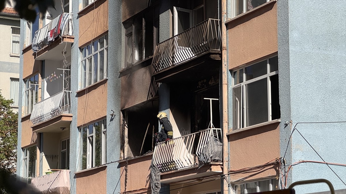  Konya'da bir apartmanın ikinci katında çıkan yangın itfaiye ekiplerince söndürüldü.
