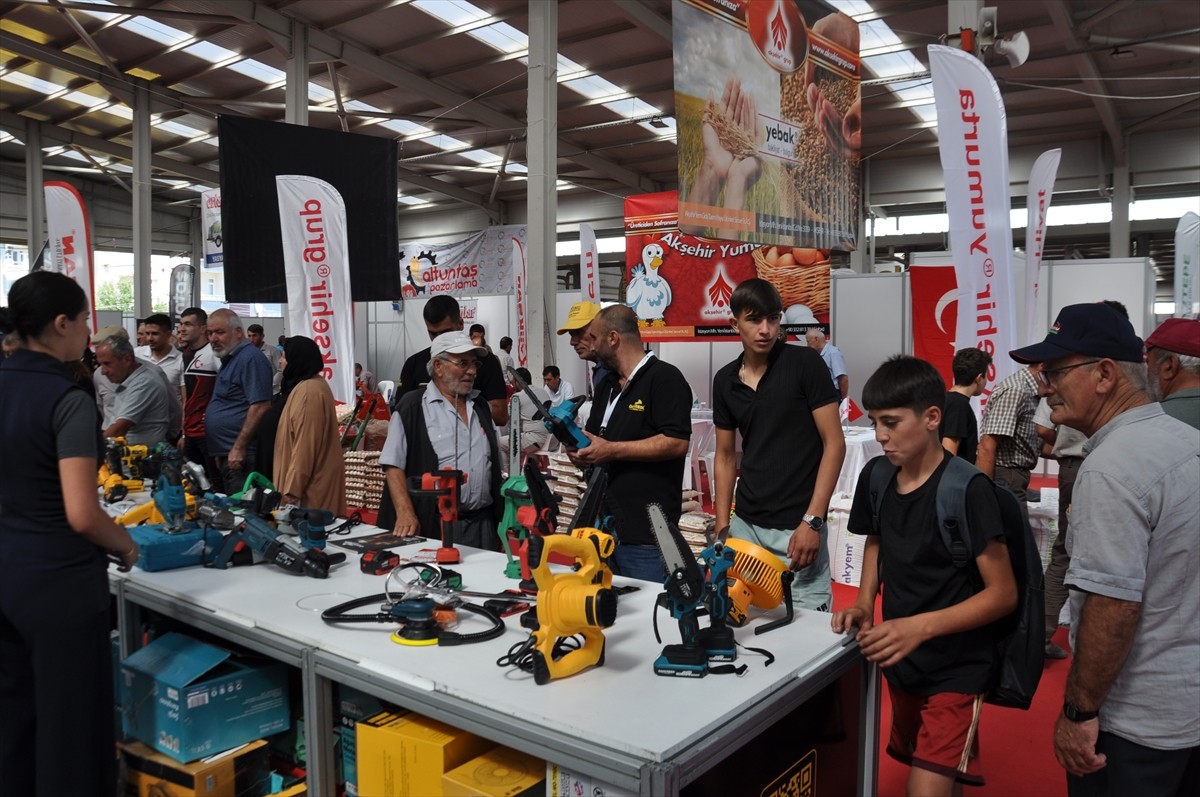 Konya'nın Akşehir ilçesinde bu yıl ikincisi düzenlenen Tarım, Hayvancılık ve Teknoloji Fuarı...