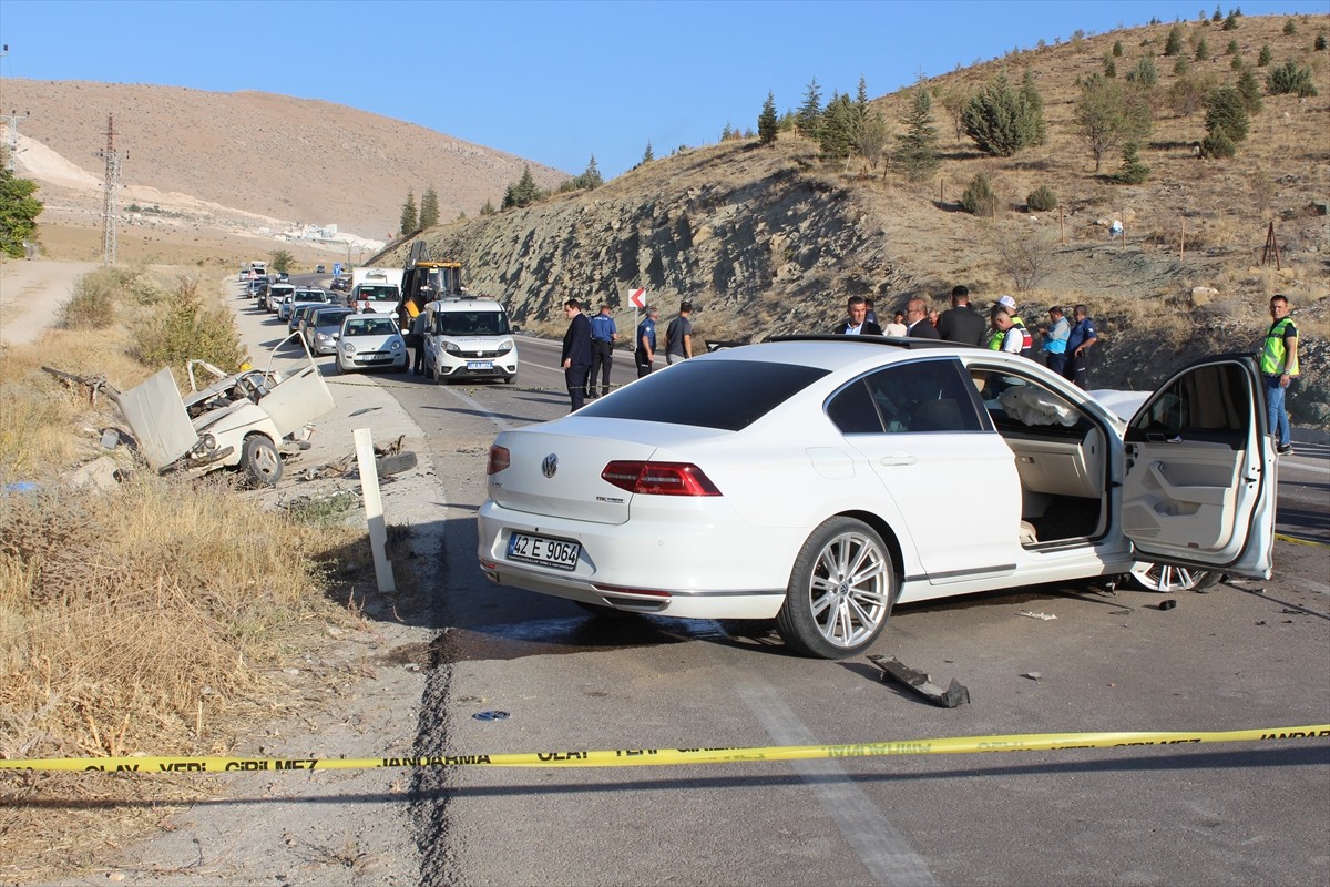 Konya'nın Halkapınar ilçesinde iki otomobilin çarpışması sonucu, 3 yaşındaki ikiz kardeşler...