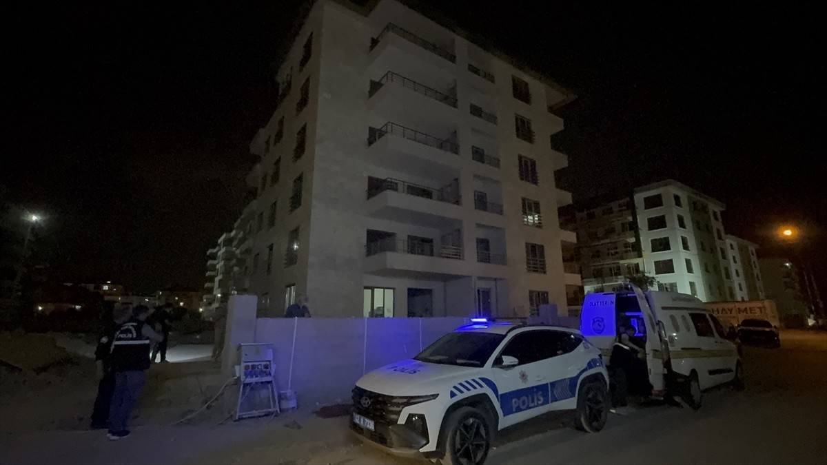 Konya'nın Karatay ilçesinde bir işçi çalıştığı inşaatta ağır yaralı halde bulundu. Polis ekipleri...