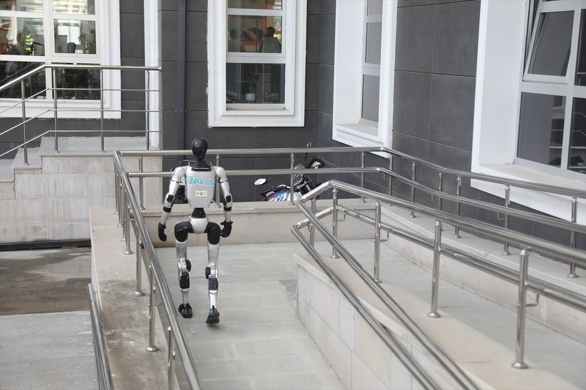 Konya Bilim Merkezi tarafından Çin'de ürettirilerek Türkiye'ye getirilen humanoid (insansı)...