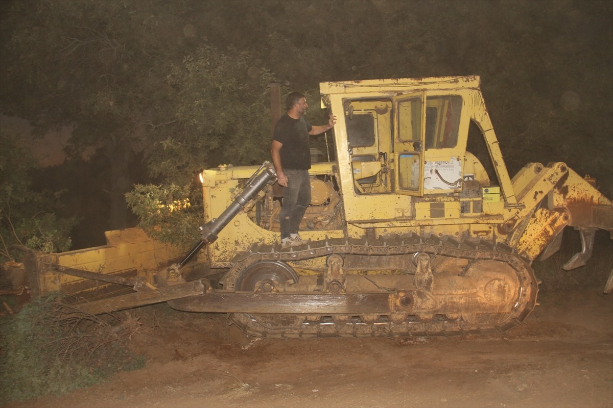 Konya’nın Beyşehir ilçesinde göl kenarındaki sazlık bölgede çıkan ve ormanlık alana sıçrayan...