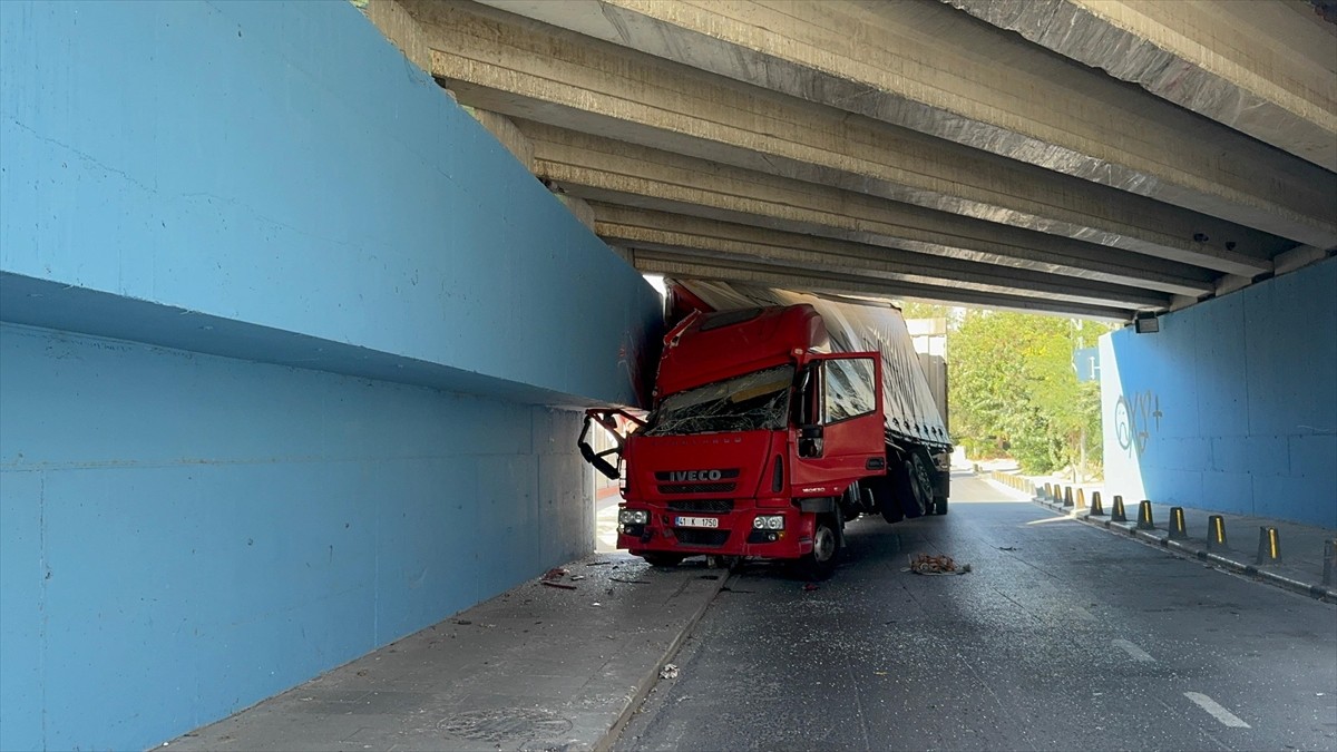 Küçükçekmece'de alt geçide çarparak sıkışan kamyonda, sürücünün 11 yaşındaki oğlu yaralandı....