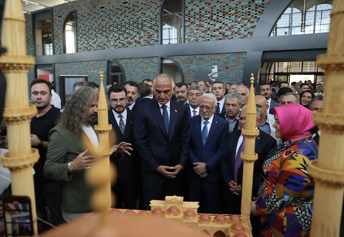 Kültür ve Turizm Bakanı Mehmet Nuri Ersoy, çeşitli temaslarda bulunmak üzere geldiği Kayseri'de...